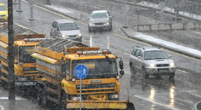 В София започнаха първите обработки със смеси срещу заледяване заради снеговалежите