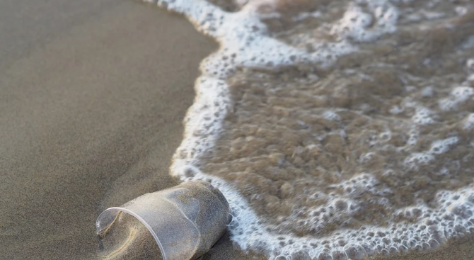 Морето изхвърли запазена кофичка от кисело мляко на 44 години