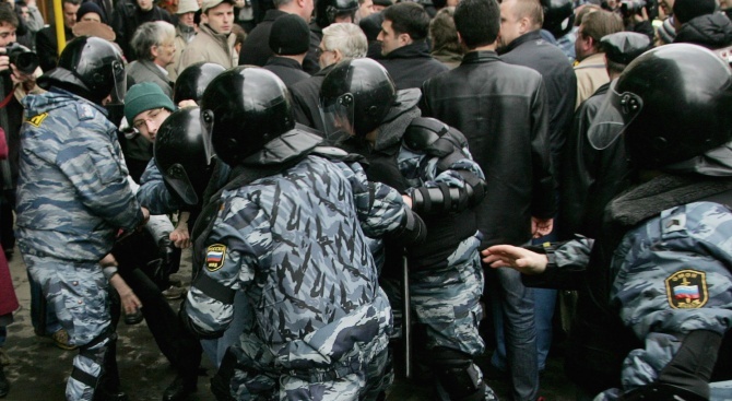 Осем арестувани по време на шествие на правозащитници в Москва