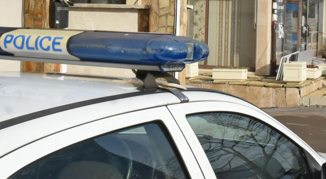  Младеж се заби с кола в стена на къща в Карлово