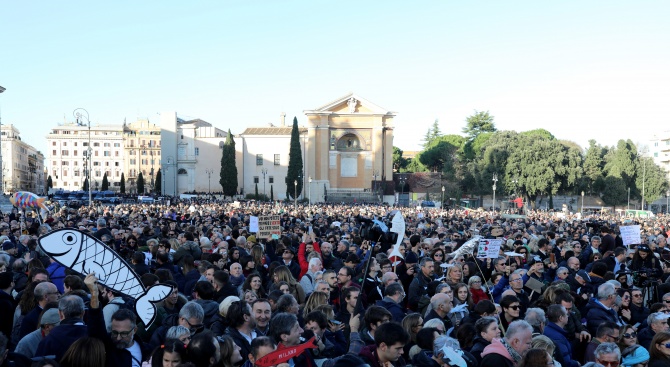 Десетки хиляди "сардини" пяха „Bella Ciao” на митинг в Италия