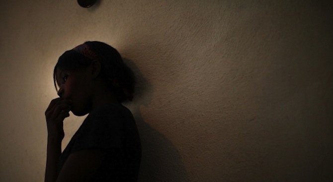 17-годишна, изнасилвана в продължение на месец от 20 души, претърпя психически срив