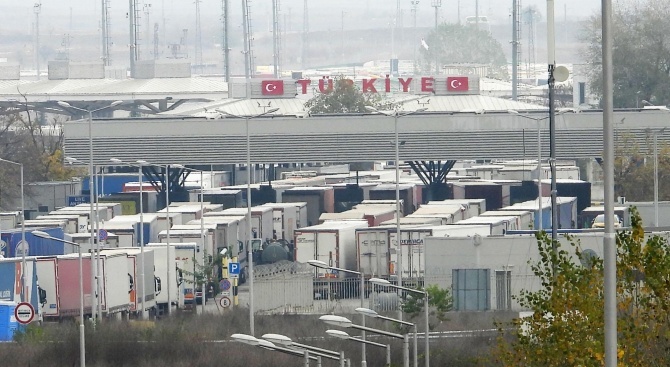 Трафикът на границата с Турция е силно интензивен