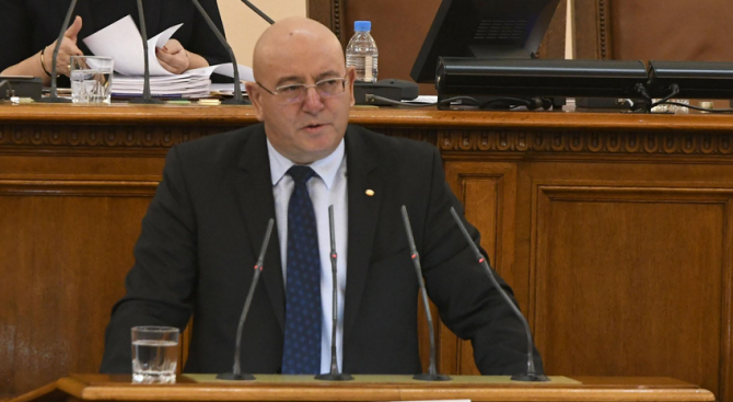 Емил Димитров с предупреждение към областните управители и кметовете