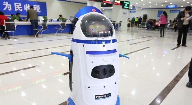 Роботи сервират храна на заразени с коронавируса в китайски хотел 