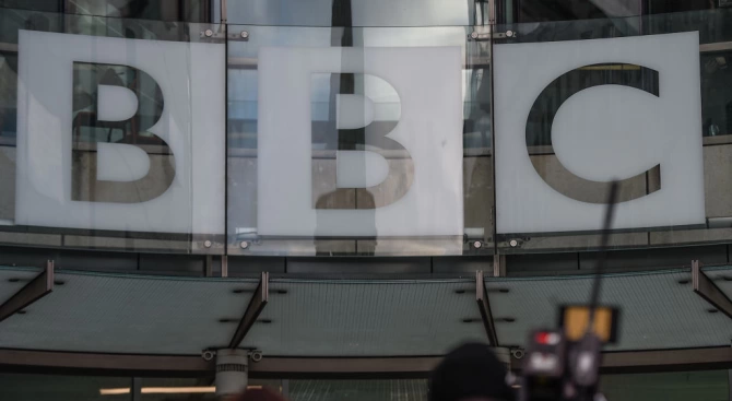 Британската медийна корпорация Би Би Си обяви че съкращава 450