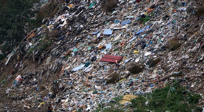 В Ямбол се изхвърлят камари с боклуци Мястото става за