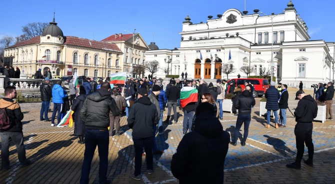 Фенове на футболния клуб Левски се събраха пред парламента Те