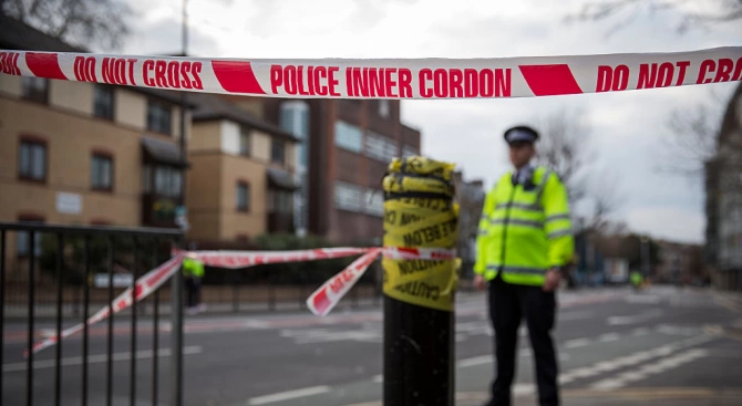 Британската полиция съобщи днес че полицаи са простреляли мъж в