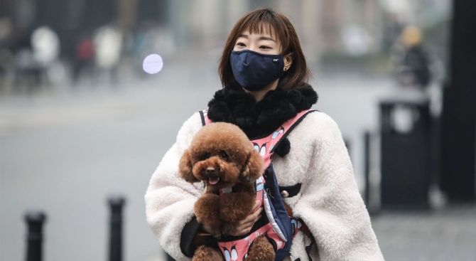 Китайските власти задържаха жена, "умишлено скрила" контакт с вируса 