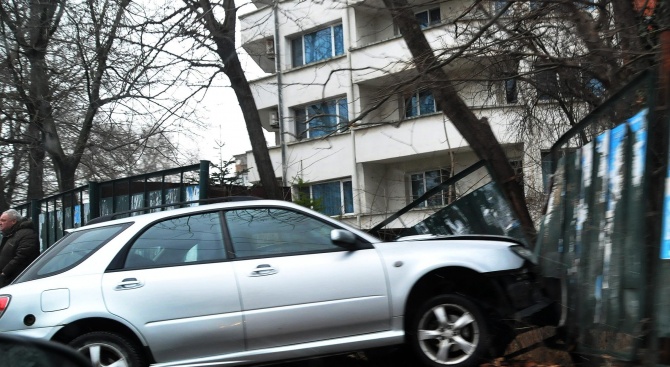 Кола катастрофира в крайпътна ограда на бургаски булевард
