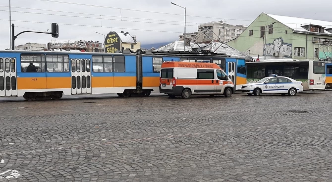 Автобус на градския транспорт блъсна 47 годишна пешеходка и се качи