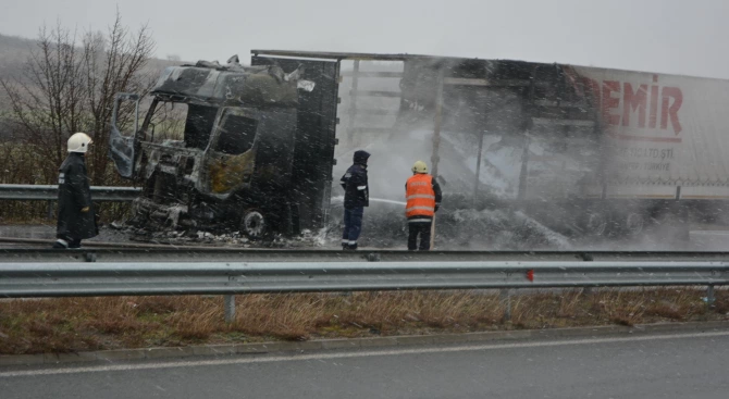 Тежкотоварен камион горя днес сутринта на автомагистрала Марица Инцидентът е