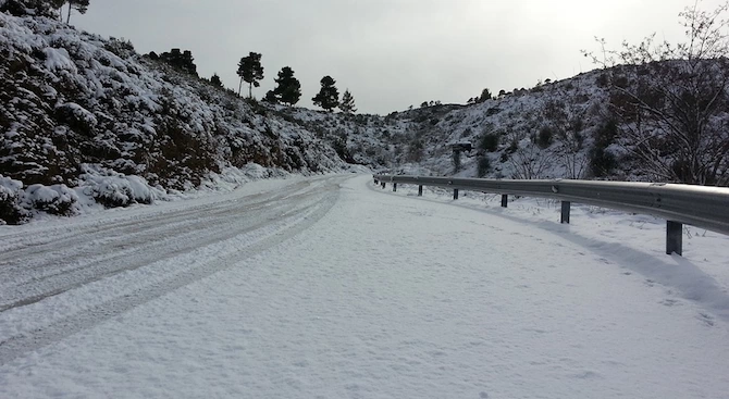 Заради обилен снеговалеж основни пътища в Северна Гърция са затворени