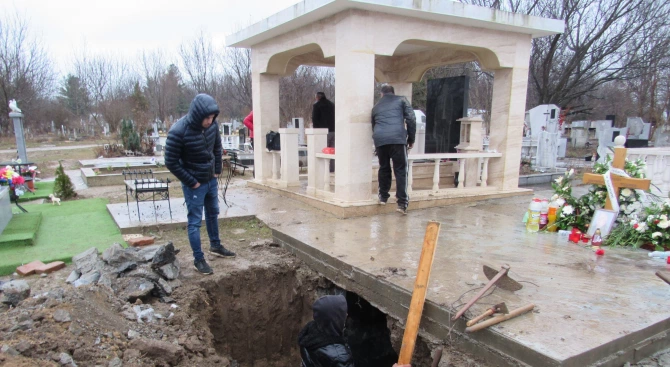 Гробница на ромски барон починал преди 11 дни бе взривена