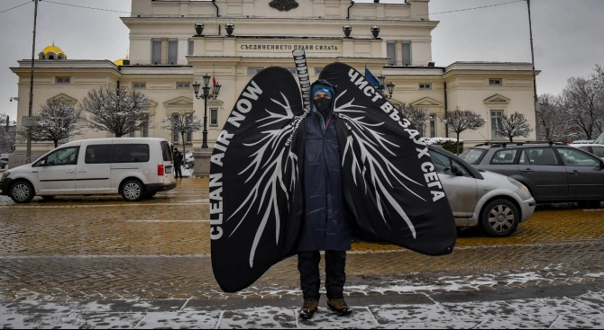 Активисти от Грийнпийс България протестираха пред парламента срещу замърсяването на