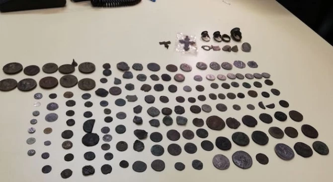 Антични монети пръстени апликации и украшения са иззети от дома
