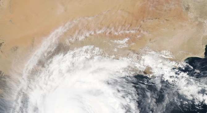 Разрушителни ветрове се разразиха над Западна Австралия с приближаването на