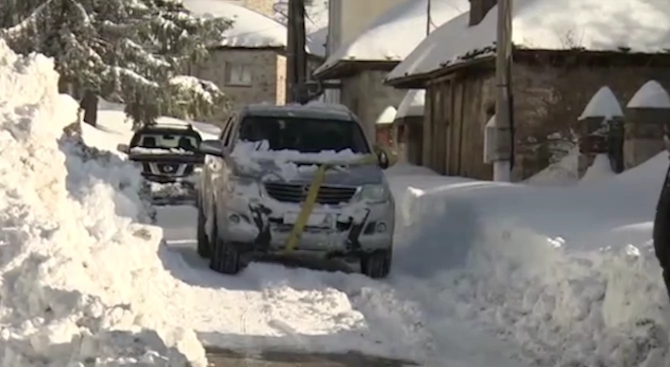 Блокираните в снежен капан в Родопите на Върховръх и село
