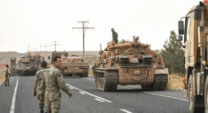 Колона турска военна техника премина днес границата със Сирия и