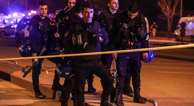 Петима души бяха арестувани след като полицията в Турция разкри