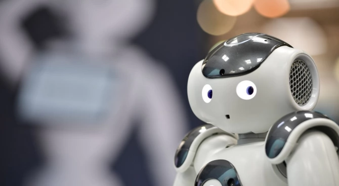 Робот информира минувачите на Таймс Скуеър в Ню Йорк за