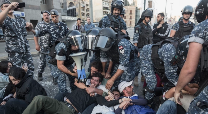 Над 200 души бяха ранени при сблъсъци между антиправителствени протестиращи