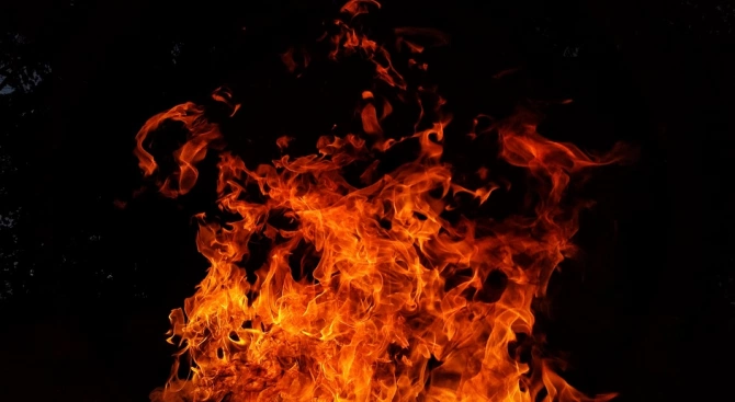 Пристройка на къща изгоря при пожар в Габрово Сигнал за