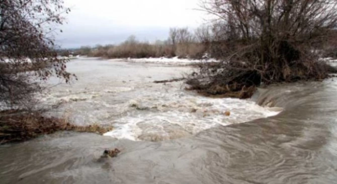 Басейнова дирекция започва допълнителни проверки на водата в реките Юговска