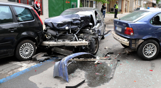 Шофьорка предизвика катастрофа във Варна и пострада 