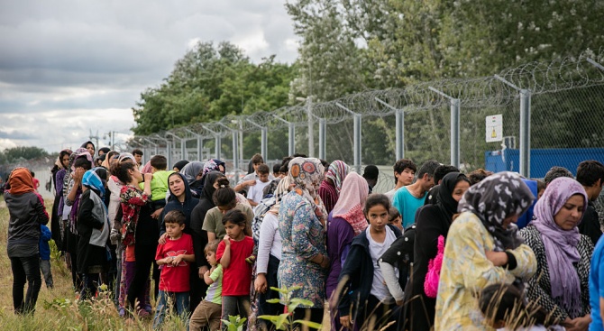 Стотици бежанци от Турция тръгнаха към България 