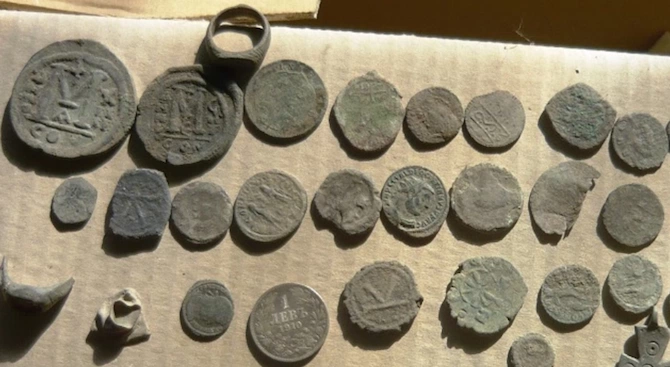 Голямо количество римски и тракийски монети бяха иззети от ОД