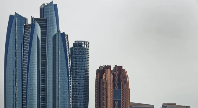 На гостите в два хотела в Абу Даби беше наложена
