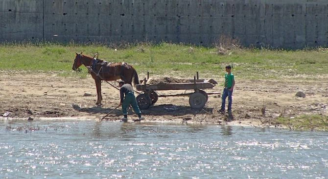 Акция по почистване на коритото на река Марица в участъка