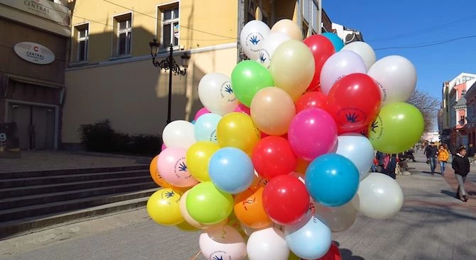 В небето над Сливен днес полетяха разноцветни балони в подкрепа