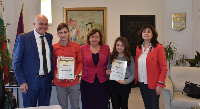 Кметът на Ловеч поздрави наградени ученици в Националния конкурс "Венчайте България с лаврови венци"