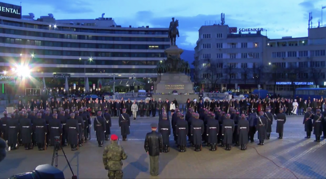 На площад "Народно събрание" в София се провежда заря-проверка за