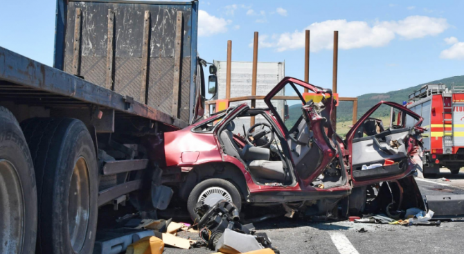 Тежка катастрофа между лек и товарен автомобил на пътя Цар Калоян - Русе