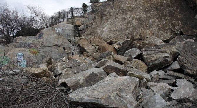 Скална маса падна на пътя Чепеларе - Смолян