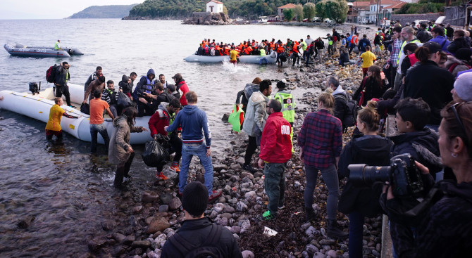 Гневни жители на Лесбос попречиха на кораб с мигранти