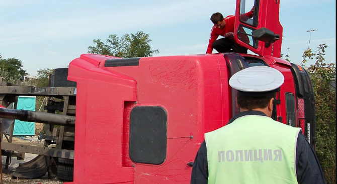 Тежкотоварен автомобил е катастрофирал на главен път I-4 София -
