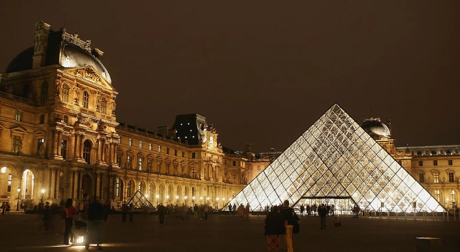 Лувърът в Париж беше затворен сутринта за среща на персонала