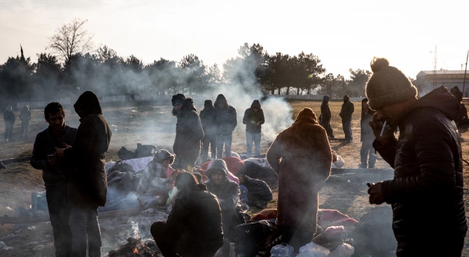 Сирийски мигрант опитващ се да премине от Турция в Гърция