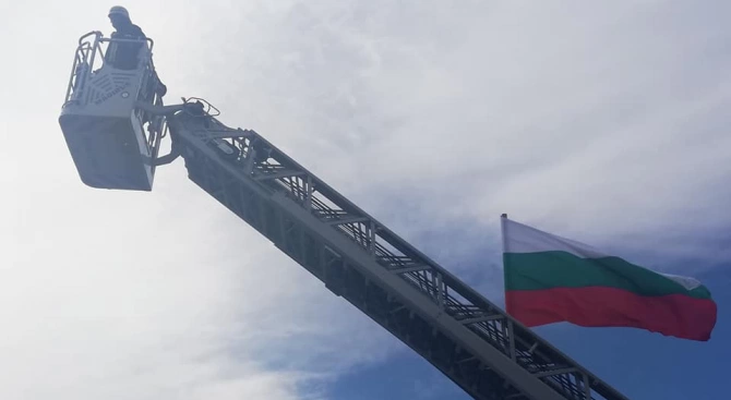 Националният флаг бе развят на вход изход на Кърджали Издигането на