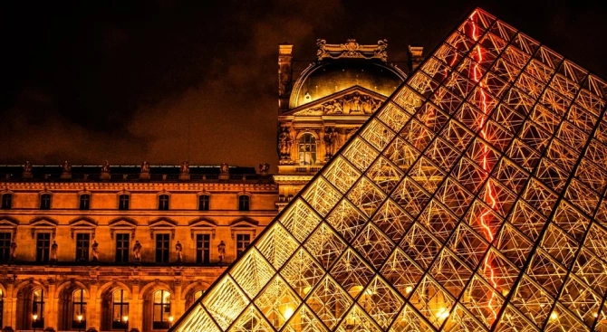 Парижкият Лувър който в неделя затвори врати заради кризата с