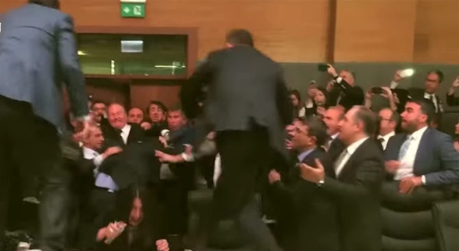 Турски депутати се сбиха днес в парламента по време на