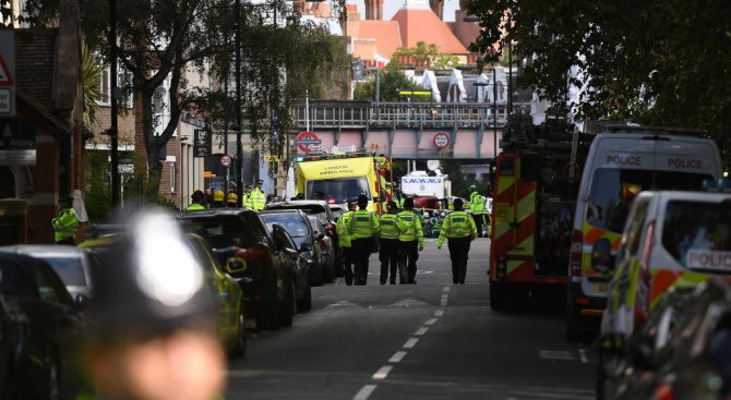 Лондонски полицаи убиха мъж, извадил ножове при арест