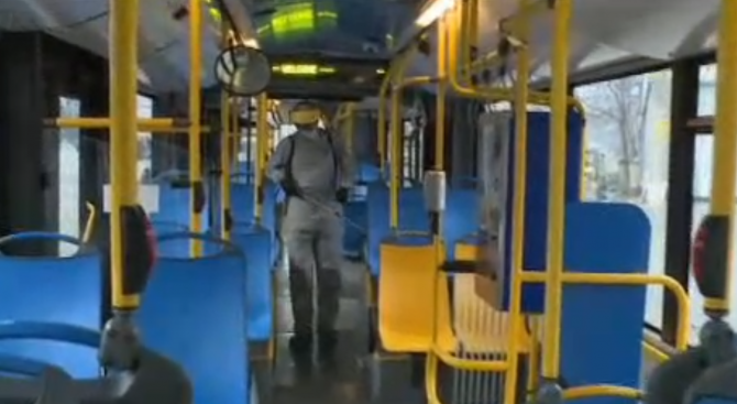 От днес автобусите във Варна освен традиционното почистване и дезинфекция,