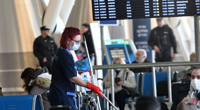Летище София остава отворено само за пътуващи