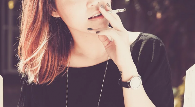 Учени: Коронавирусът избягва пушачите